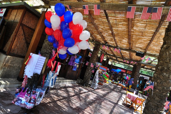 Shopping Piazza at Edde Sands